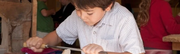 Alumno Waldorf en trabajo de carpintería